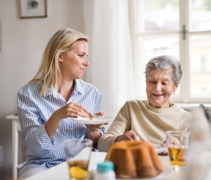 Thuishulp en senior eten samen