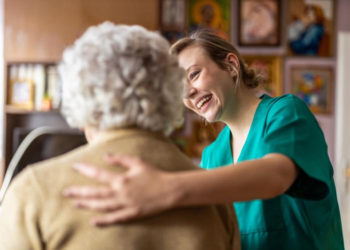 Vrouw legt arm op schouder vrouw